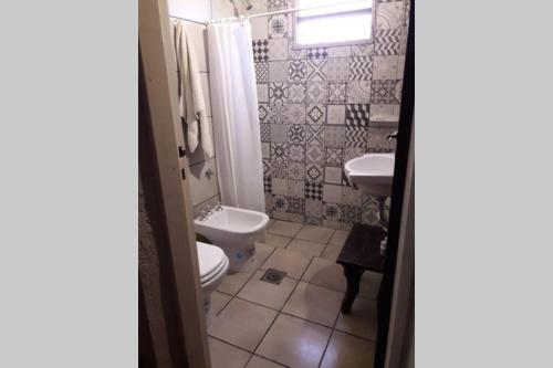 ein Badezimmer mit Toilette und Waschbecken in der Unterkunft Casa en El Manzano Histórico, Valle de Uco in Tunuyán