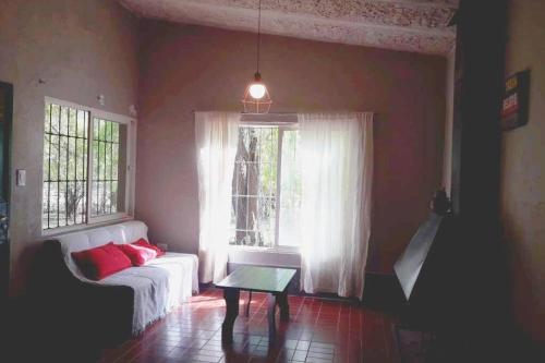 - un salon avec un canapé blanc et une fenêtre dans l'établissement Casa en El Manzano Histórico, Valle de Uco, à Tunuyán