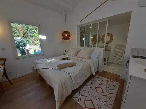 Un dormitorio con una cama grande y una ventana en Chambre Cosy Chic, en Challans