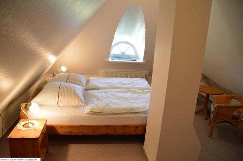 - une petite chambre avec un lit et une fenêtre dans l'établissement Luv - a05408, à Dunsum