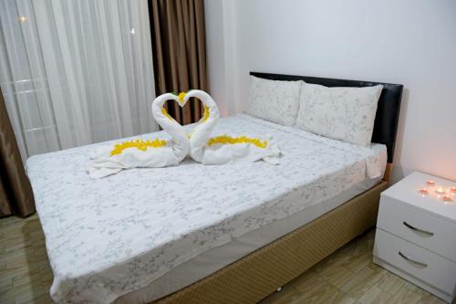 ein Bett mit zwei Schwänen geformten Handtüchern darauf in der Unterkunft can apart hotel in Kemer