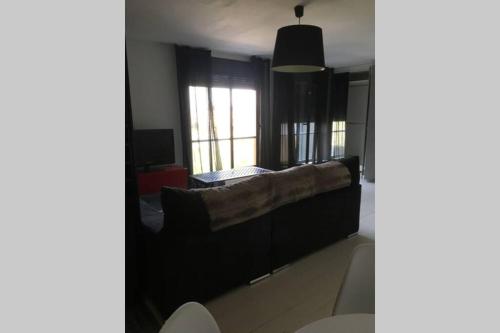 uma sala de estar com uma cama e uma janela em Loft de diseño con garaje em Santander