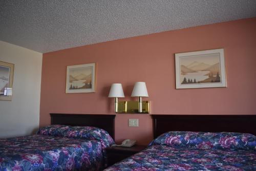 Ένα ή περισσότερα κρεβάτια σε δωμάτιο στο Royal Inn