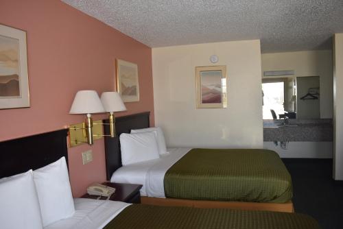 Ένα ή περισσότερα κρεβάτια σε δωμάτιο στο Royal Inn