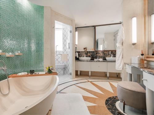 新加坡的住宿－Resorts World Sentosa - Crockfords Tower，带浴缸和两个盥洗盆的浴室