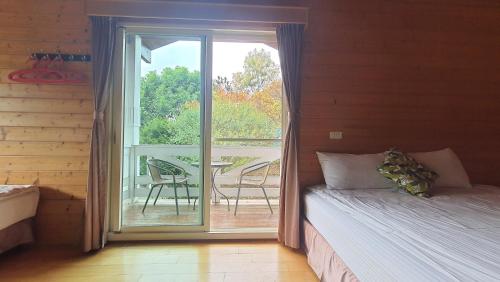a bedroom with a bed and a balcony with a patio at Yosemite Park B&B in Renai