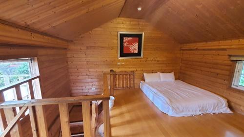 a bedroom in a log cabin with a bed in it at Yosemite Park B&B in Renai