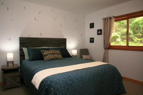 ein Schlafzimmer mit einem großen Bett und einem Fenster in der Unterkunft The Burgundy Dream Bed And Breakfast in Fall River