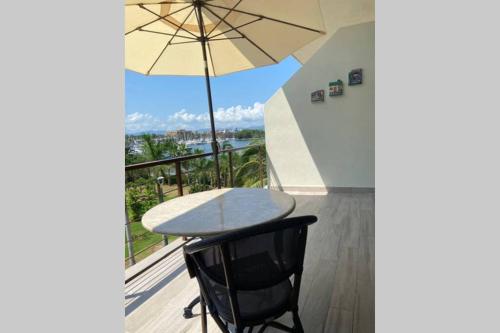 Balkoni atau teres di Modern stylish apt. steps away from the beach