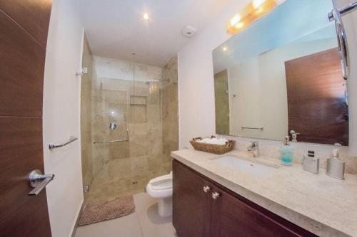 Bilik mandi di Modern stylish apt. steps away from the beach