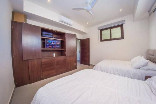 Katil atau katil-katil dalam bilik di Modern stylish apt. steps away from the beach