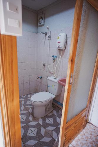 a small bathroom with a toilet and a sink at Baansuanchan resort in Ban Tha Nam Tun