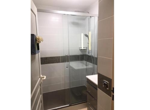 une salle de bain avec douche et lavabo dans l'établissement Appartement 6 pers. avec terrasse - 3 Pièces 6 personnes MAE-9108, à Cauterets