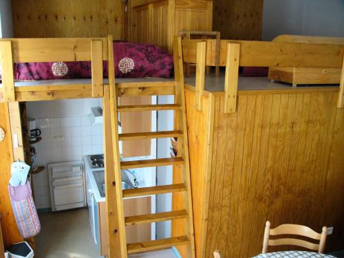 two bunk beds in a small room with a kitchen at Studio 6 pers. avec balcon - Studio 6 personnes MAE-9483 in Barèges