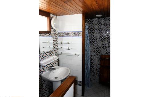 une salle de bain avec toilettes, lavabo et douche dans l'établissement Appartement 3 pièces 4 personne centre village - 3 Pièces 4 personnes MAE-7788, à Saintes-Maries-de-la-Mer