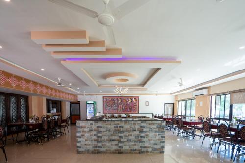 Um restaurante ou outro lugar para comer em Hotel TamilNadu, Madurai II