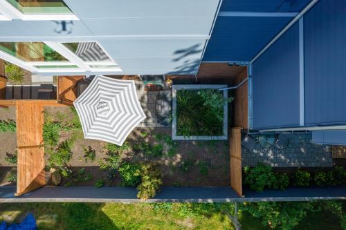Κήπος έξω από το Rooftop Patio with Waterview, Private Garden & Grill 3BR 3BA- Modern Cityscape