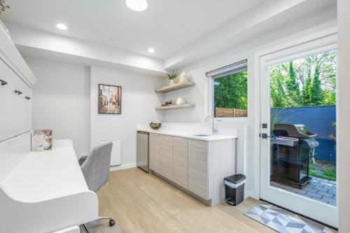 Rooftop Patio with Waterview, Private Garden & Grill 3BR 3BA- Modern Cityscape_3