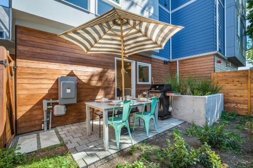 Κήπος έξω από το Rooftop Patio with Waterview, Private Garden & Grill 3BR 3BA- Modern Cityscape