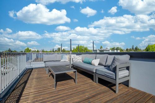 Μπαλκόνι ή βεράντα στο Rooftop Patio with Waterview, Private Garden & Grill 3BR 3BA- Modern Cityscape