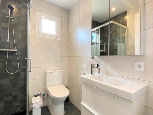 łazienka z toaletą, umywalką i prysznicem w obiekcie Apartamento La Torna Casasol w mieście Nerja