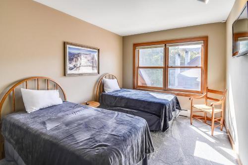 1 dormitorio con 2 camas y ventana en Trail Creek 70 en Killington