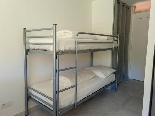 quelques lits superposés dans une chambre dans l'établissement Renovated apartment, air-conditioned 5min from sea, à Saint-Raphaël