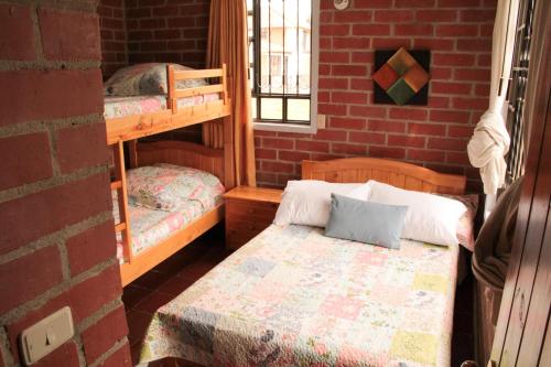 En eller flere senge i et værelse på Cabaña Campestre El Refugio