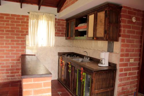 a kitchen with a sink and a counter top at Cabaña Campestre El Refugio in Paipa