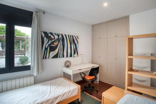 Llit o llits en una habitació de Design villa with sea views