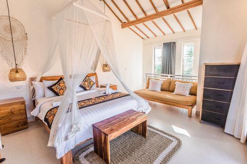 Een bed of bedden in een kamer bij The Kailas Ubud