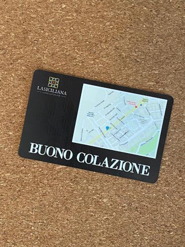 um livro com um mapa em cima de um chão em Eletta Guest House em Roma