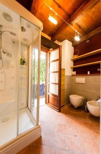 a bathroom with a shower and two sinks and a toilet at La Morra Flats in La Morra