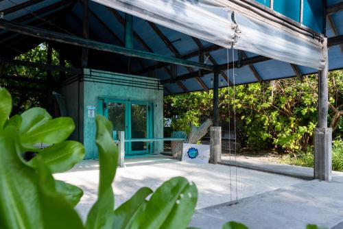 a building with a blue door in the middle at Mi Lugar Maldives in Nolhivaranfaru