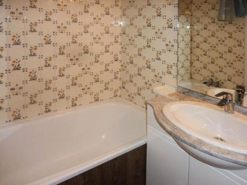 une salle de bain avec une baignoire et un lavabo dans l'établissement Résidence Les Gradins - Studio équipé pour 4 personnes MAE-0724, aux Orres