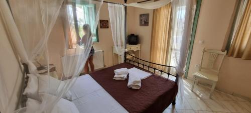 - une chambre avec un lit et 2 serviettes dans l'établissement Skyros Seaside Retreats - Serenity by the Pool, à Skiros