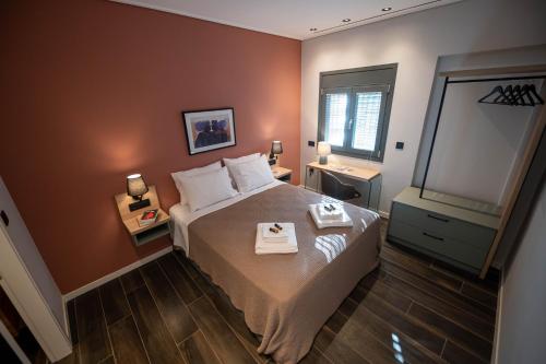 - une chambre avec un lit et 2 serviettes dans l'établissement Villa Vesta - Kalamata Mediterranean Villas, à Kalamata