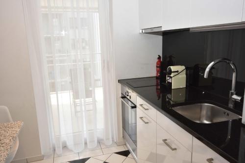 Η κουζίνα ή μικρή κουζίνα στο Stylish Studio near lake and Opera - Flower 22