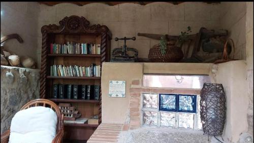 een kamer met een boekenplank en een raam bij CASA RURAL MOLINO DEL JERTE in Navaconcejo