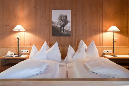 sypialnia z 2 łóżkami i białymi poduszkami w obiekcie Hotel Englhof w mieście Zell am Ziller