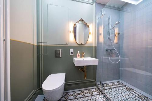 Un baño con inodoro, lavabo y ducha. en Old Town Prosta Toruń, en Toruń