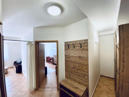 um corredor com uma porta de madeira numa casa em Apartmán u Vlka em Donovaly