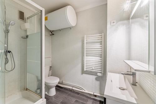 une salle de bain avec une douche, des toilettes et un lavabo dans l'établissement Appartement vue plage avec terrasse et wifi, à La Seyne-sur-Mer