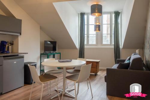 ein kleines Wohnzimmer mit einem Tisch und Stühlen in der Unterkunft Le Haut du Bannier * T2 * Hyper Centre * Wifi * in Orléans