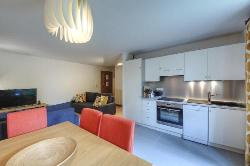 une cuisine et un salon avec une table et un canapé dans l'établissement Apartment Picasso, à Chamonix-Mont-Blanc