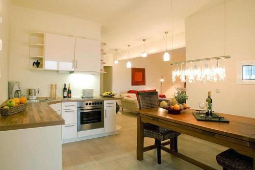 Η κουζίνα ή μικρή κουζίνα στο Istron Collection Villa with parking space