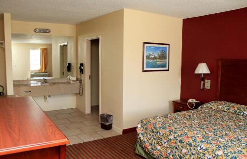 Tempat tidur dalam kamar di Best Way Inn and Suites - New Orleans