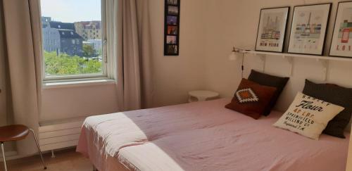 een slaapkamer met een bed en een raam bij ApartmentInCopenhagen Apartment 625 in Kopenhagen