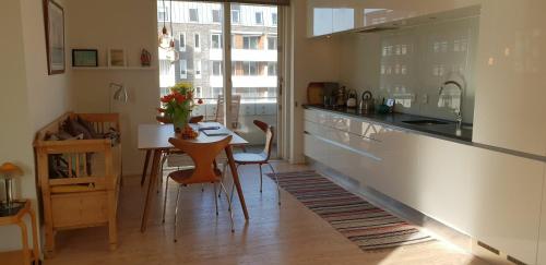 コペンハーゲンにあるApartmentInCopenhagen Apartment 625のキッチン(カウンター、テーブル、椅子付)
