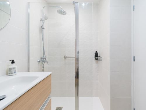 eine Dusche mit Glastür im Badezimmer in der Unterkunft Bungalow Maspalomas Leticia in Maspalomas